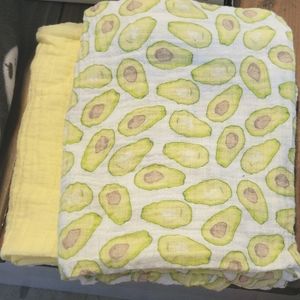 2 muslin blankets
